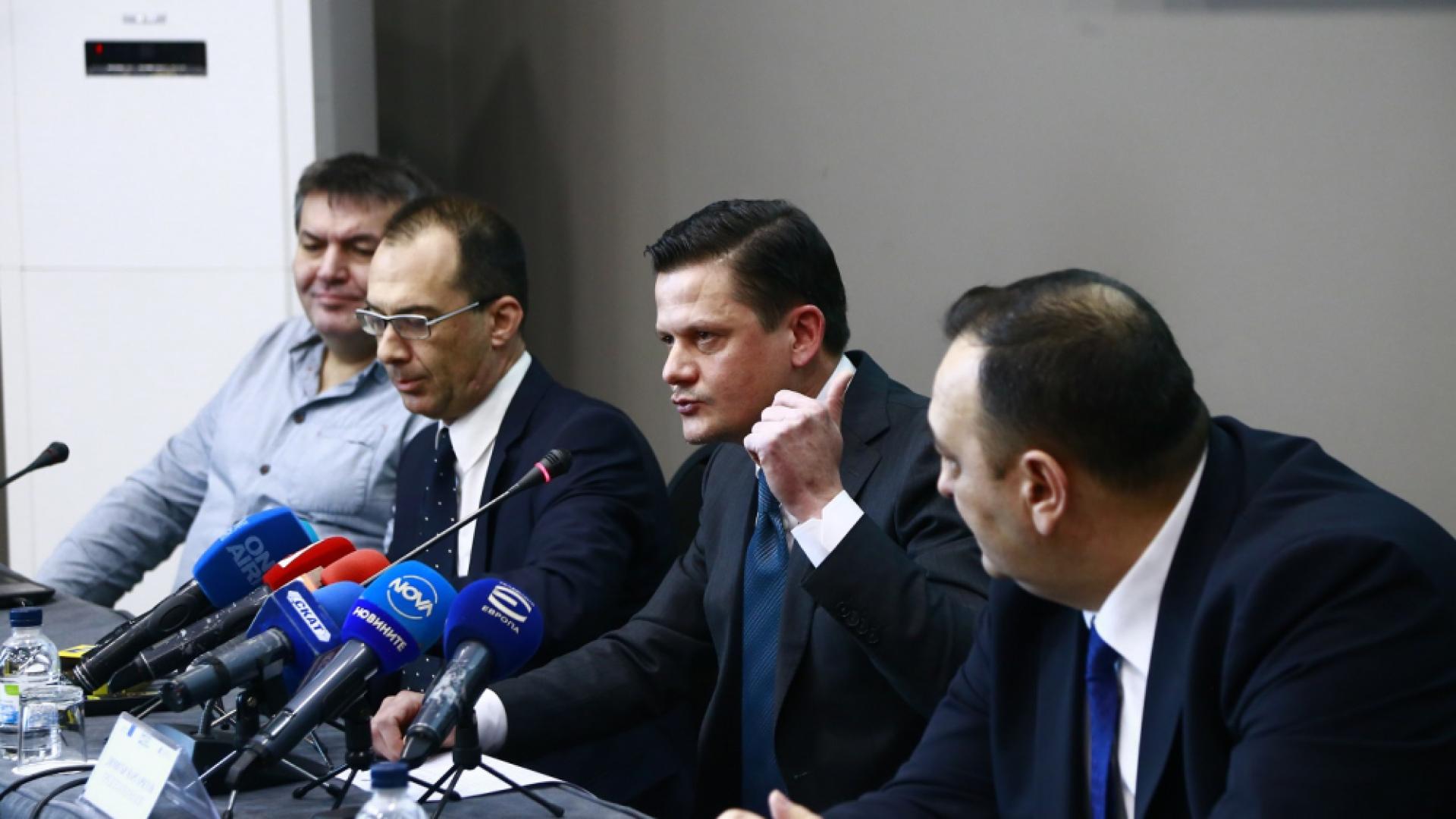 Властта отстрани цялото ръководство на ключова комисия