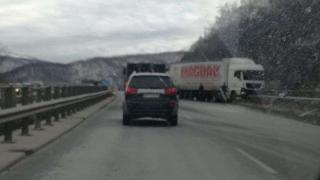 Тир сътвори страшна беля на магистрала "Хемус" СНИМКА