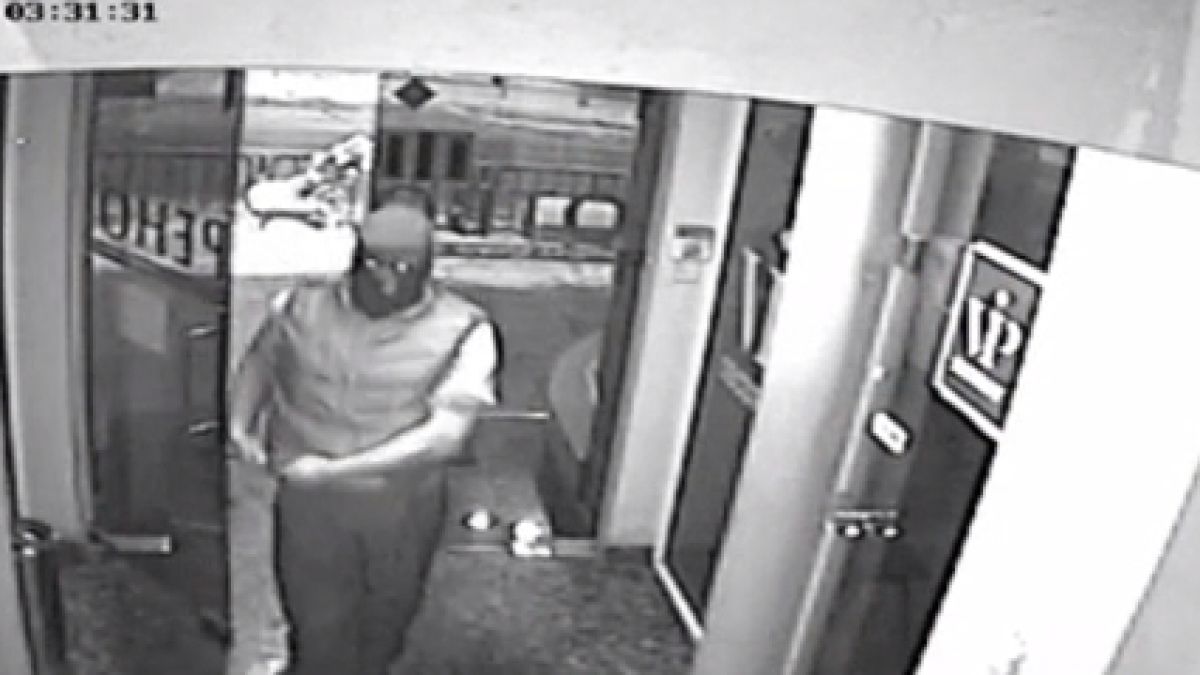 Ново ВИДЕО на полицая, обрал казиното в Перник