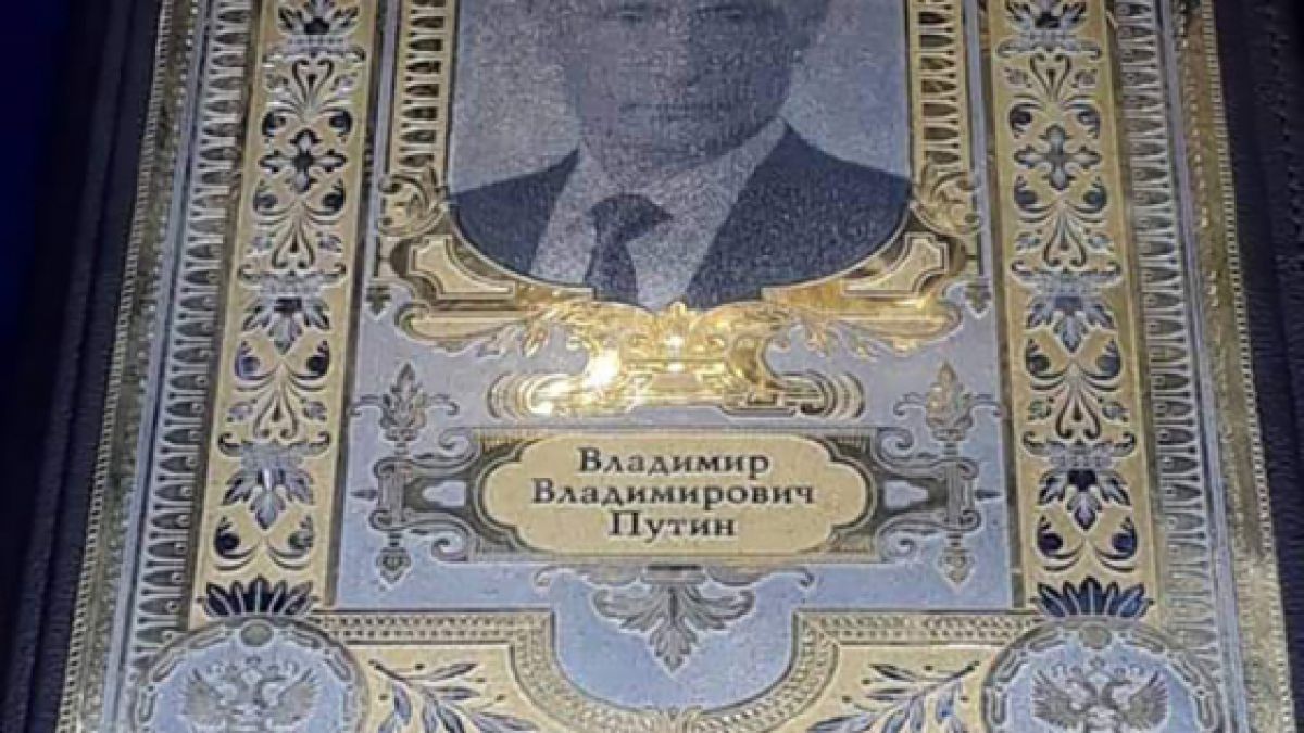 Продават икони с лика на Путин, той против
