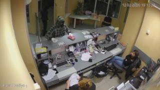 Бизнесмен обясни защо касиерките са дали веднага парите на обирджиите във Враца