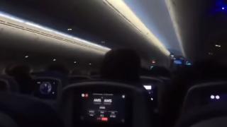 Писъци и истерия на борда на самолет, който пет пъти не успя да кацне в Амстердам ВИДЕО
