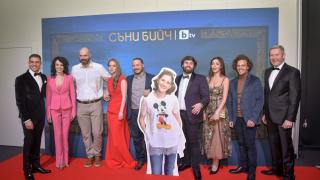 Вижте кои са звездите в новия сериал "Съни бийч" и какво предизвикаха СНИМКИ