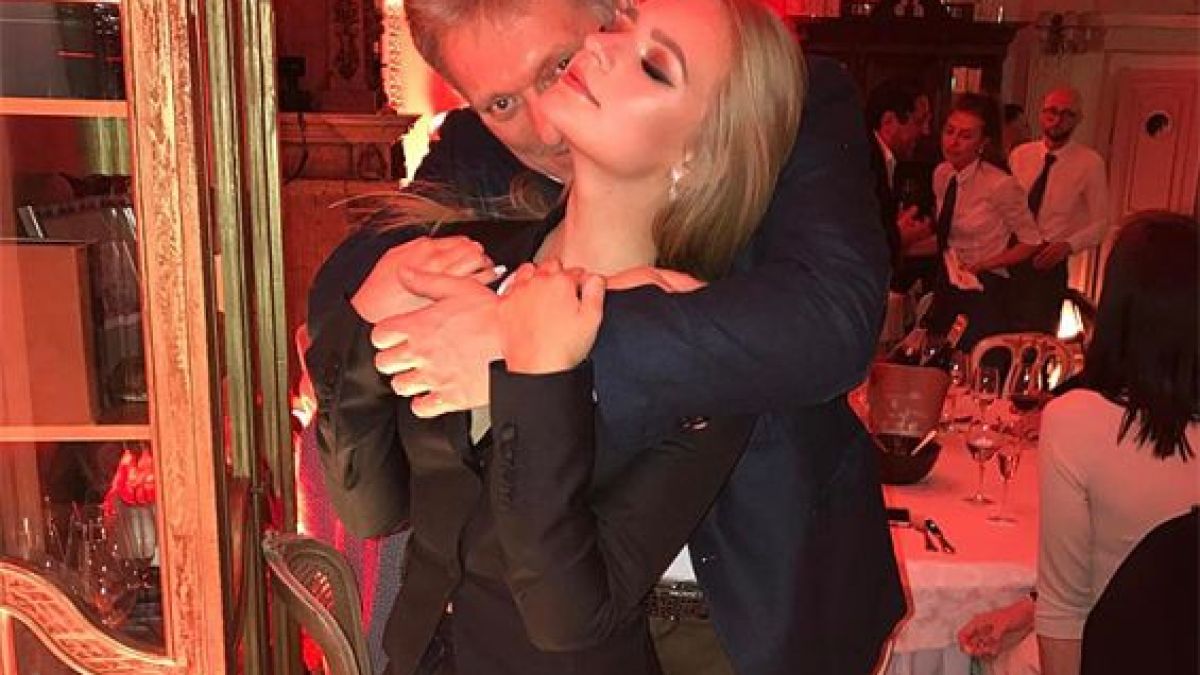 Дъщерята на Песков събра погледите със секси СНИМКА по минижуп