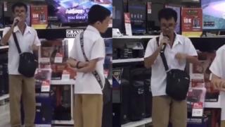 Сляпо момче запя в търговски център и се превърна в хит ВИДЕО