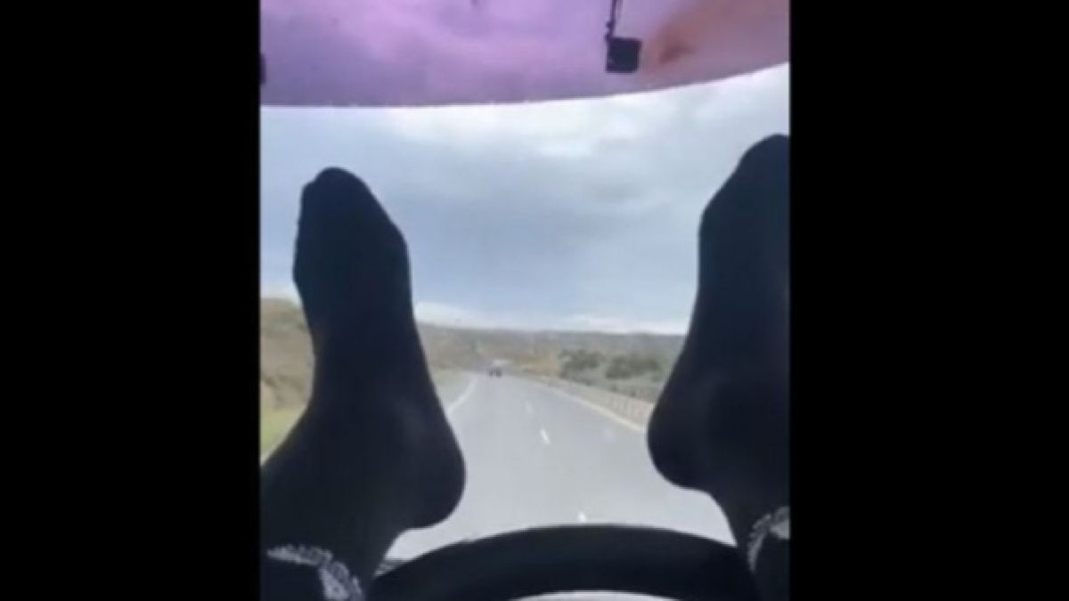 Мъж показа как се шофира с крака, а сега дълбоко съжалява ВИДЕО