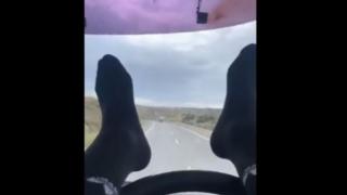 Мъж показа как се шофира с крака, а сега дълбоко съжалява ВИДЕО