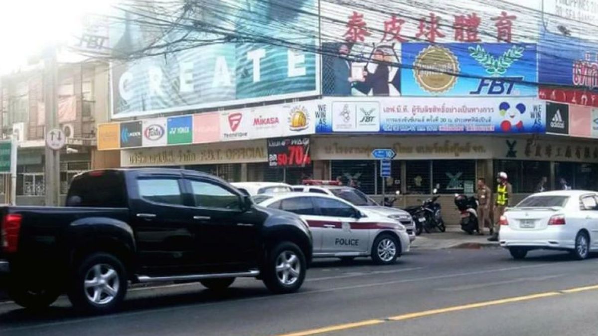 Луд стреля край университет в Банкок, скарал се с жена си ВИДЕО