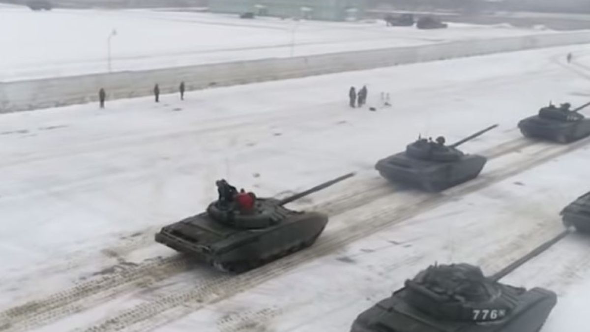 Лейтенант направи уникално предложение за брак с танкове ВИДЕО