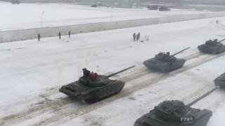 Лейтенант направи уникално предложение за брак с танкове ВИДЕО