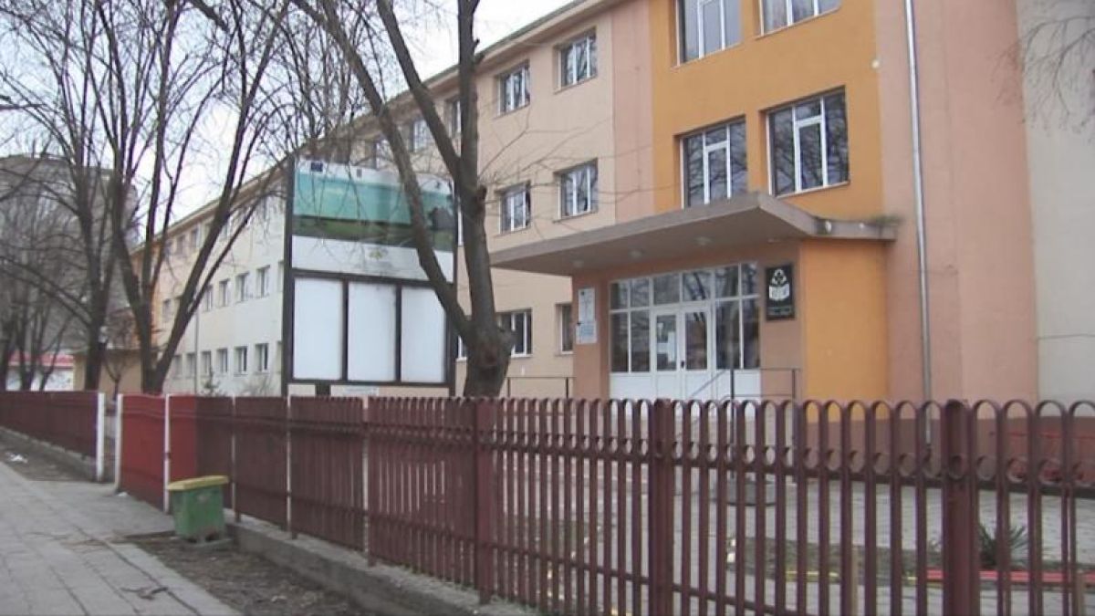 Стана ясно откъде се е взел пистолетът, изпаднал в час по история пред втрещени ученици 