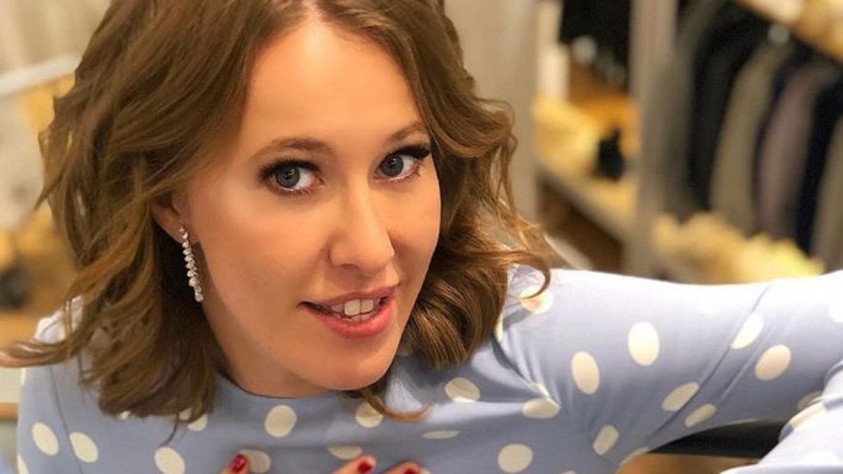 Ксения Собчак пак показа гърдите си, сега в компанията на 2 топлес красавици СНИМКА 18+