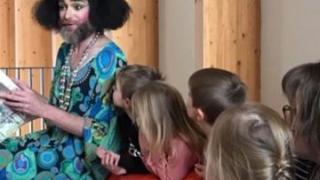 Травестит с брада към родителите: Не тласкайте към нас вашите деца