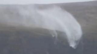 Бурята преврърна водопад във водоскок: Денис вся хаос в Ирландия ВИДЕО