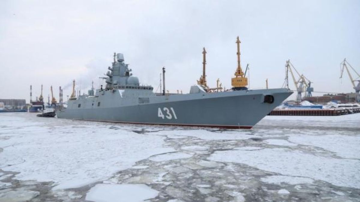 Фрегатата “Адмирал Касатонов” изпитва артилерията в Баренцово море