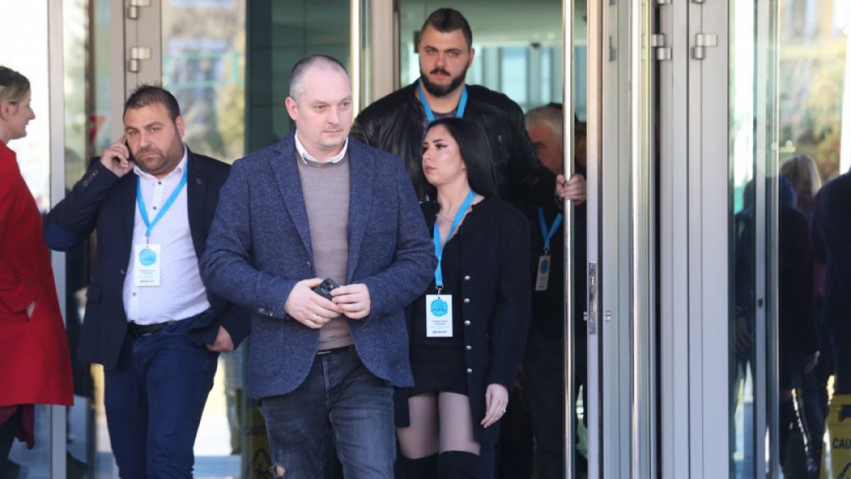 Слави с нов опит да влезе в политиката, пак се скри от журналистите СНИМКИ