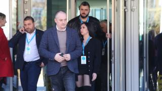 Слави с нов опит да влезе в политиката, пак се скри от журналистите СНИМКИ