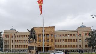 На скандално заседание парламентът на Северна Македония се саморазпусна 