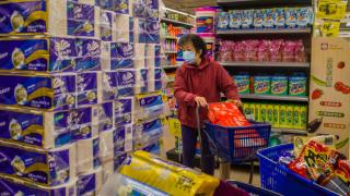 Крадци на тоалетна хартия тероризират Хонконг - градът е пред апокалипсис ВИДЕО