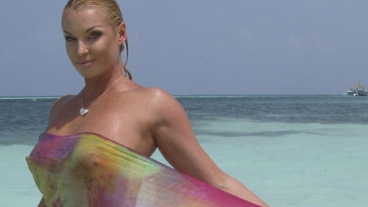 Моден гаф: Волочкова се изтупа с бански за 18-г. девойка, но гърдите ѝ...  