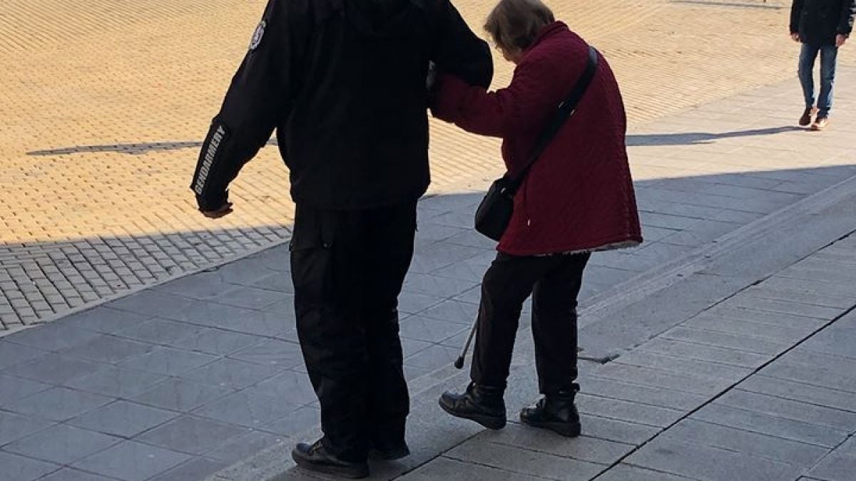 Цяла София говори за този полицай, който хвана баба и... СНИМКА 
