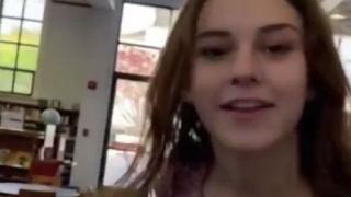 Разгонена девойка прави секс в обществена библиотека, пълна с деца ВИДЕО