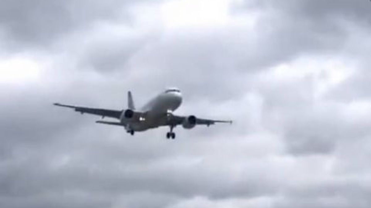 Самолет кацна без едно от колелата си ВИДЕО
