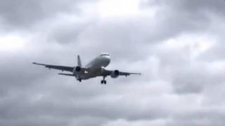 Самолет кацна без едно от колелата си ВИДЕО