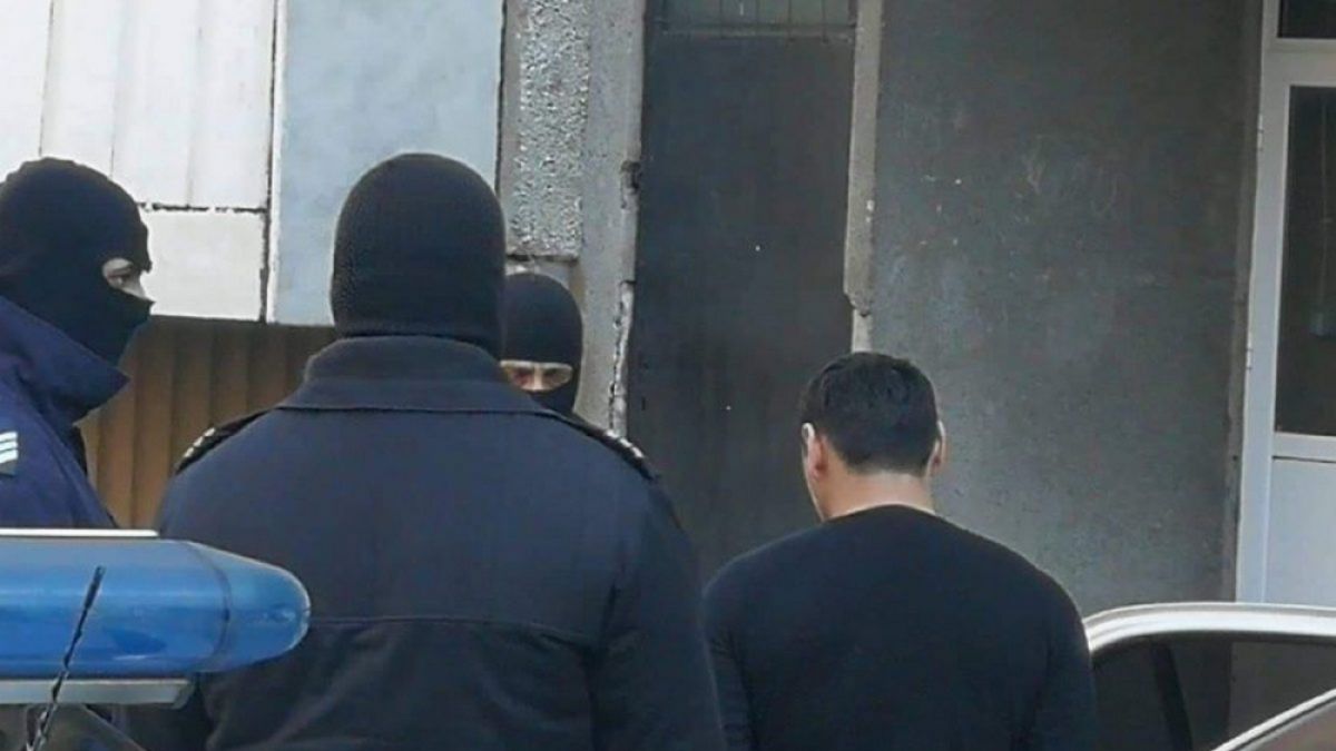 Ченгета закопчаха известен бургаски дилър и гаджето му