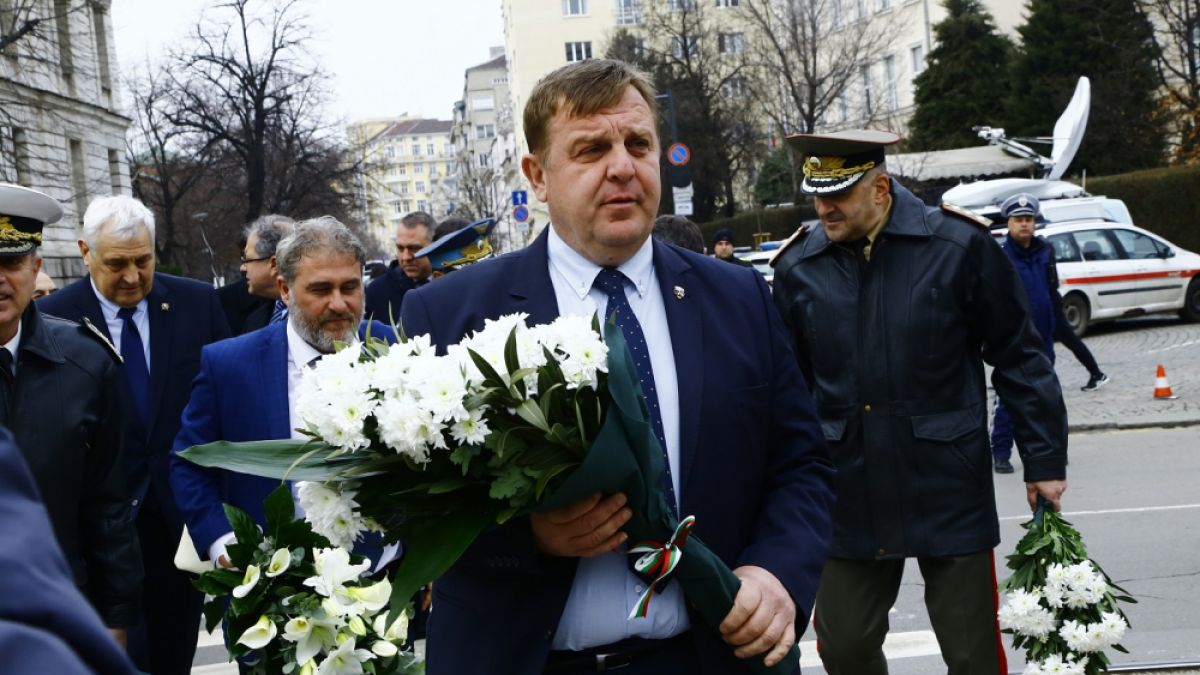 Каракачанов с ответен удар за самолетите: Това не е като да отидеш да си купиш хладилник