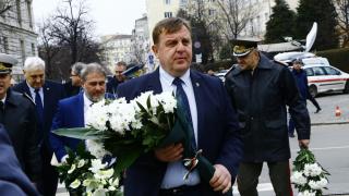 Каракачанов с ответен удар за самолетите: Това не е като да отидеш да си купиш хладилник