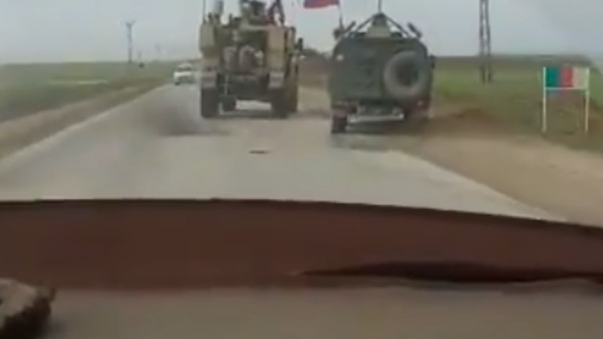 Военен екшън: Руски и US джипове се избутват от пътя в Сирия и стана страшно ВИДЕО