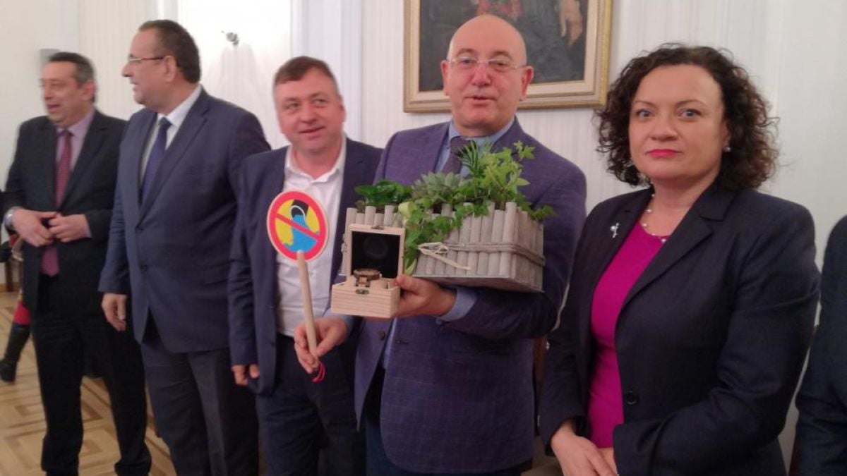 Изненадаха Ревизоро с екоподаръци за ЧРД СНИМКИ
