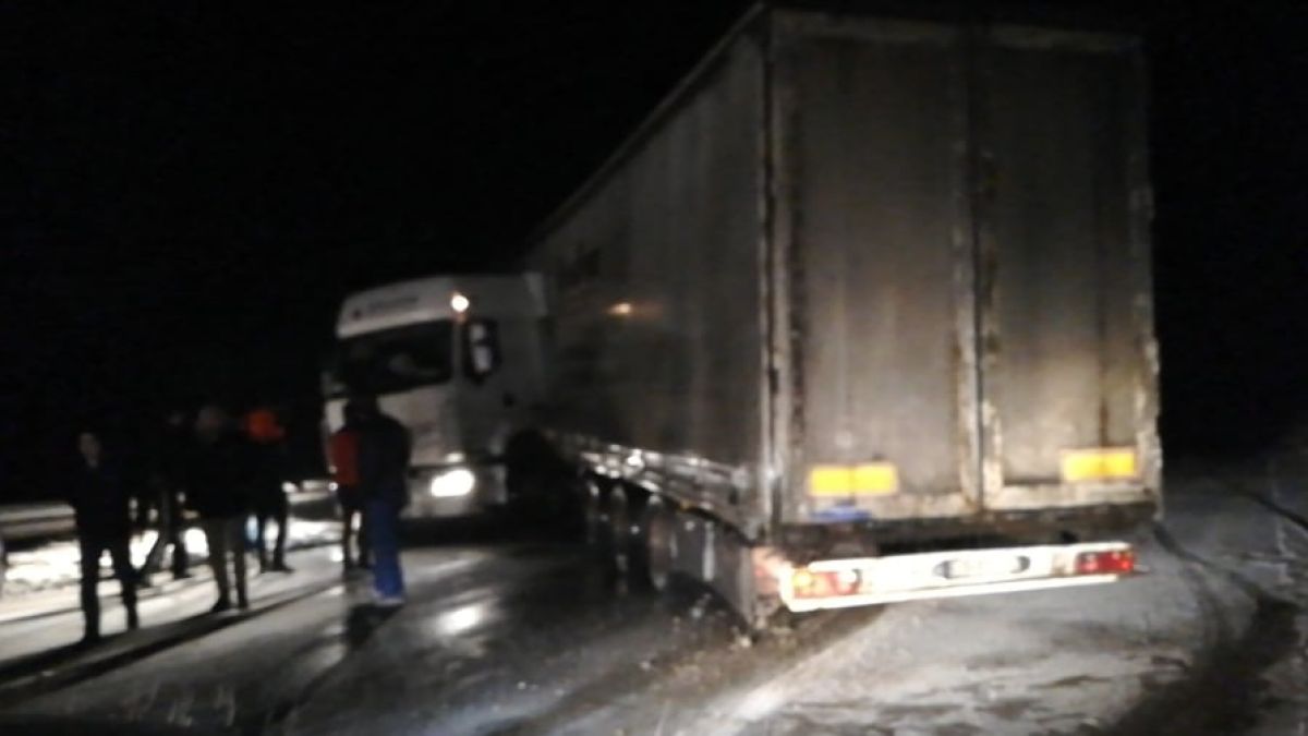 Първо в БЛИЦ! Ужас по тъмна доба на магистрала "Хемус" СНИМКИ