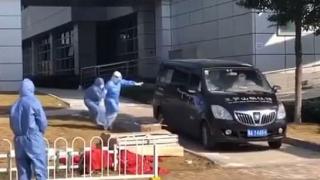 Писъци и плач в Ухан! Съпругата на шефа на болницата не може да се прости с тялото му ВИДЕО