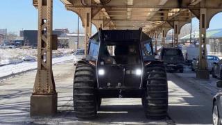 Звездата Кание Уест премина през Чикаго с руския всъдеход "Шерп" ВИДЕО
