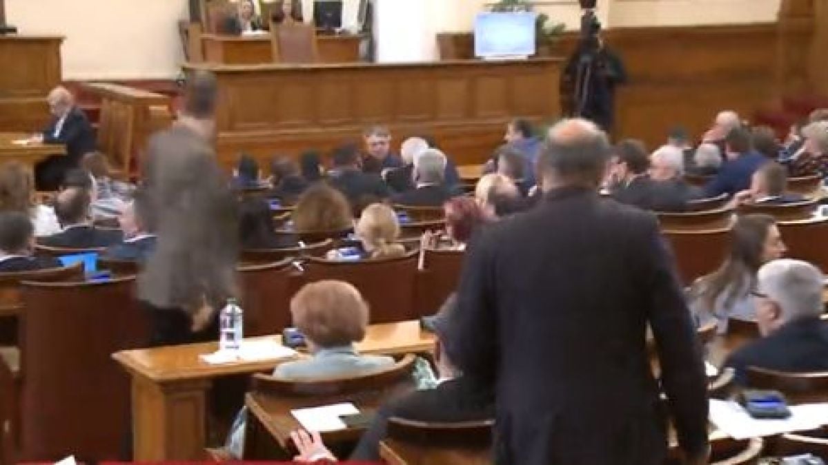 Цирк в парламента! Патриотите си скочиха на бой СНИМКИ