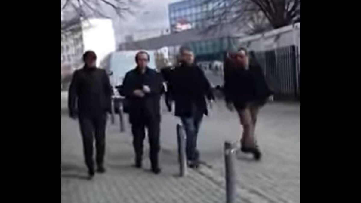 Вицепремиер беше замерван с яйца ВИДЕО
