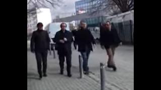 Вицепремиер беше замерван с яйца ВИДЕО
