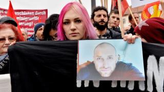 Германци шестваха с портрета на убития Калоян в Ханау СНИМКИ