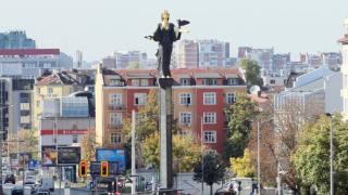 Черно на бяло: Ако не взимаш 1650 лв. чисто в София, значи си в мизерия