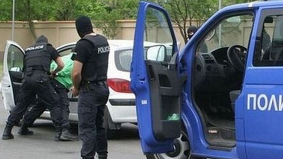 Страховит екшън в Драка! Баща и син нападнаха с кирка полицаи