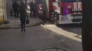 Ужас във Варна! Черни кълбета дим се стелят над града СНИМКИ
