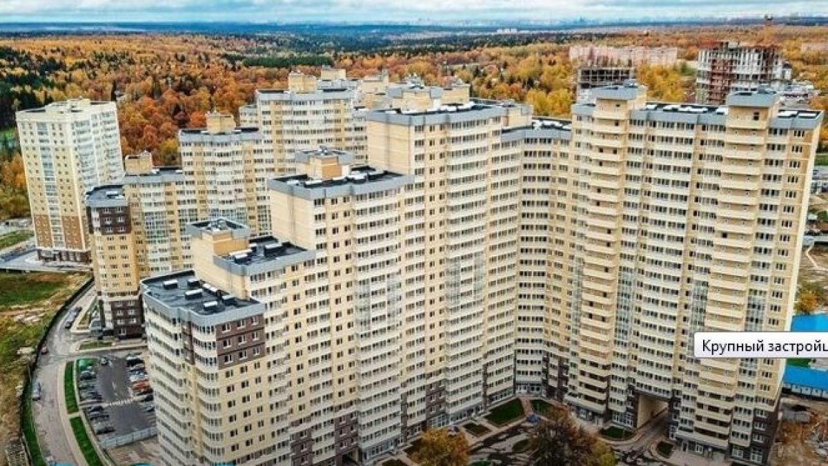 Уникални СНИМКИ: Инат виладжии не отстъпиха нито педя от двора си на крупен строител на гигантски блок