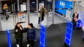Купувач влезе страшно ентусиазиран в магазин и направи голяма беля ВИДЕО