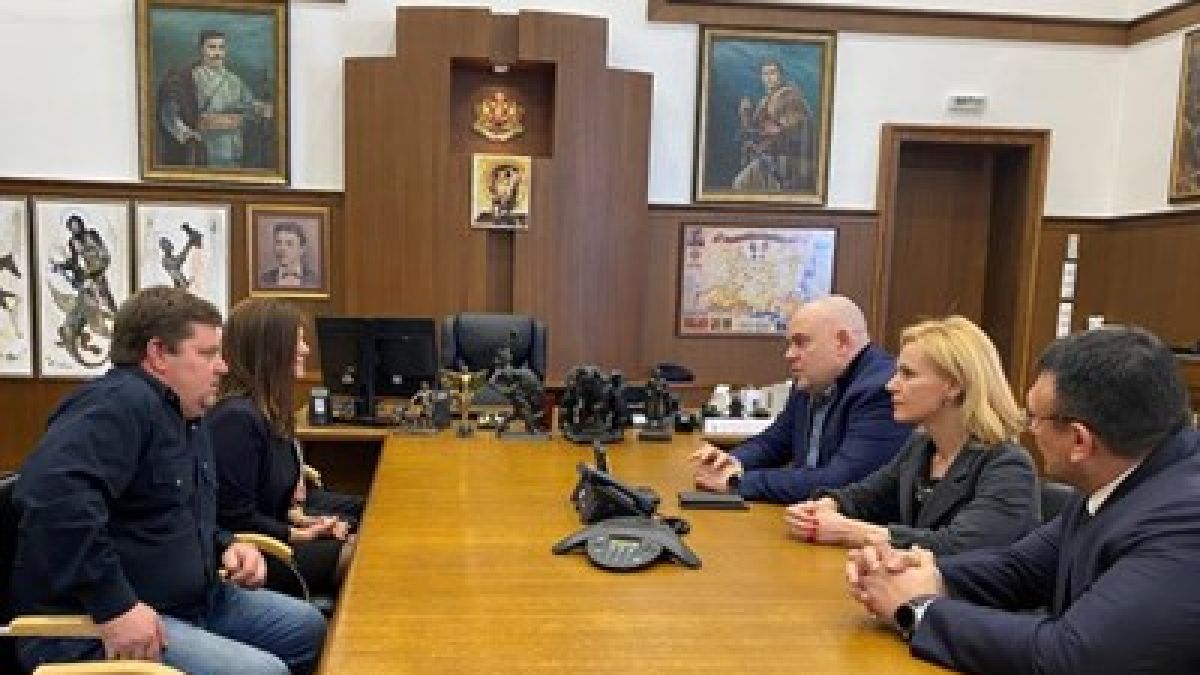 Гешев подхвана изродите, съблекли момче в столичен автобус