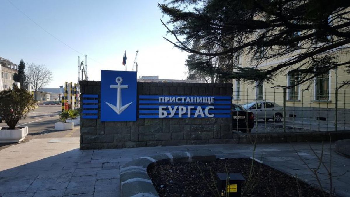 Кораб с китайски екипаж, плаващ от Южна Корея, пристигна в Бургас
