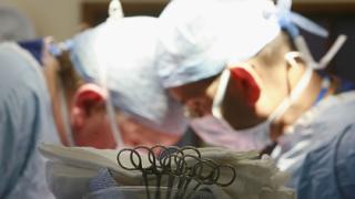 Лекари сбъркаха лявото с дясно по време на операция и стана голяма беля