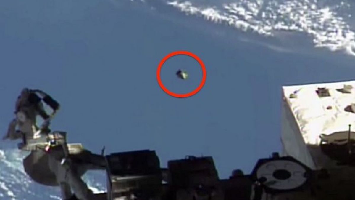 Сензационно ВИДЕО запечата как НЛО се движи цели 22 минути до МКС