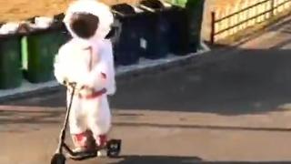 Уникално: Този мъж се превърна в "космонавт", за да се предпази от коронавируса ВИДЕО
